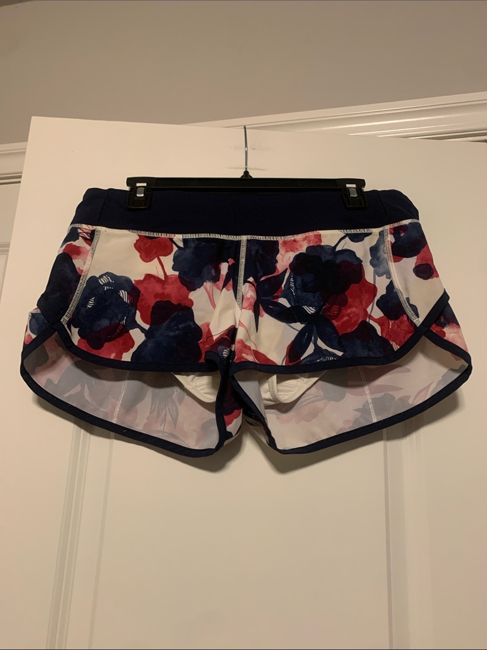 Lululemon Speed Up Shorts, Sz 8, 2.5in
Good Condition